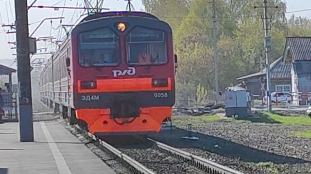 Электропоезд ЭД4М-0058 прибывает к о.п. Совхоз Бердский смотреть онлайн
