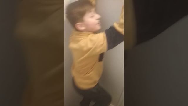 Как выбираются пацаны из туалета,и как девочки красят мальчиков смотреть онлайн