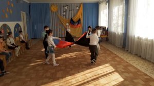 Танец  с полотнами "Триколор"