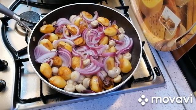 Стейк из говядины/Мясо на сковороде с гарниром