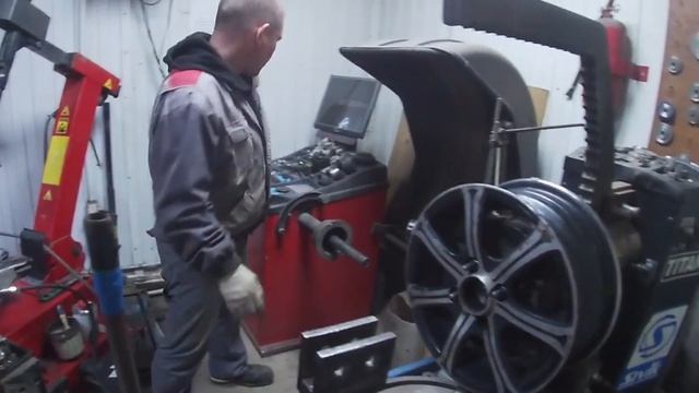 ПРАВКА ЛИТОГО ДИСКА R13//#vaz #ladakh ПОПАЛ В ЯМУ ЗАМЯЛ ДИСК,ВЫПРЯМИЛ ЛЕГКО ОПЫТНЫЙ МАСТЕР смотреть онлайн