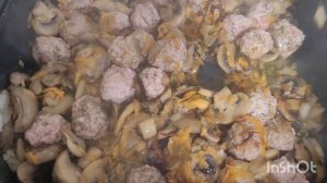 Бюджетный вариант обеда-гречка с фрикадельками , грибами в овощной шутке.#гречкп#фрикадельки