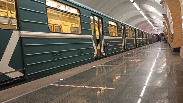 Метро Москвы станция Окружная прибывает поезд 81-717 Номерной|Московский транспорт