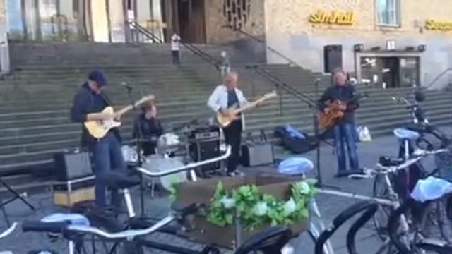 Снял по пути с работы уличные музыканты Стокгольма смотреть онлайн