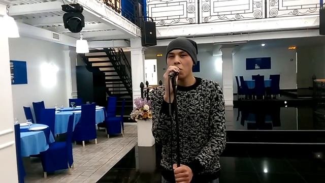 Парень красиво поёт живым голосом