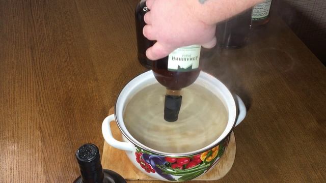 Как пользоваться термоколпачками для упаковки бутылки с домашним напитком.