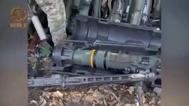 Чеченские бойцы показали трофейное оружие