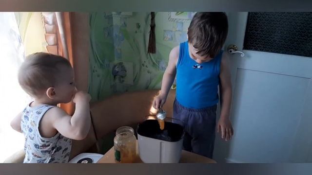 Вкусный ржаной хлеб с медом в хлебопечке от 3-летнего мини шеф повара! Очень легкий рецепт хлеба. смотреть онлайн