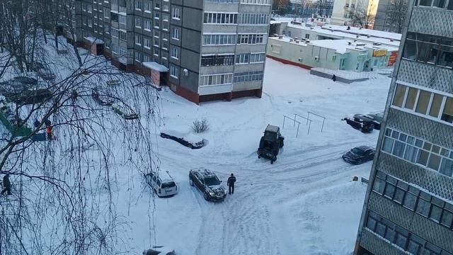 ЖКХ. Вот так убирают снег во дворе. смотреть онлайн