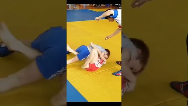 Armbar. Artem in red.