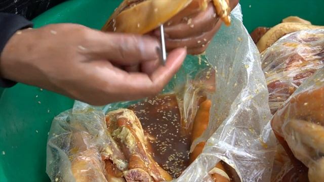 ➥Crispy pork cooked on coals in the oven смотреть онлайн