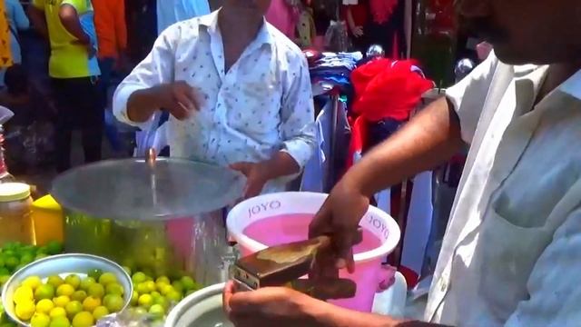 Приготовление сока из лайма. Уличная еда. Мумбаи. Индия смотреть онлайн