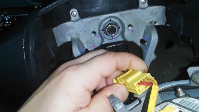 Снимаем руль и подушку безопасности на Mitsubishi Lanser X