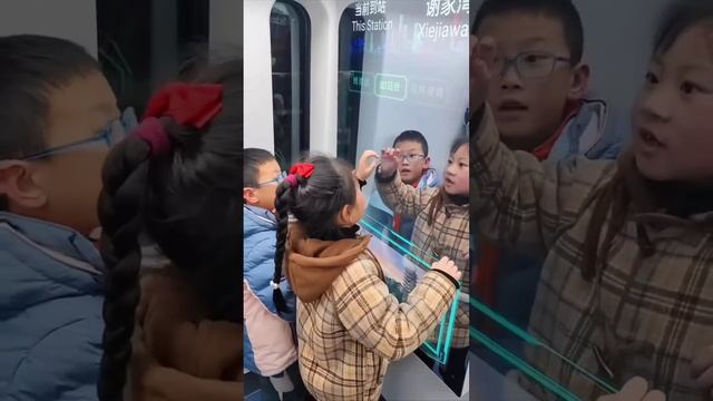 В вагонах метро китайского Чунцина появились окна-экраны с 3D-схемами станций