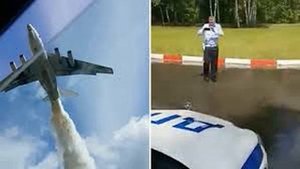 Это просто жесть. Пожарный самолет сбросил тонны воды на полицию