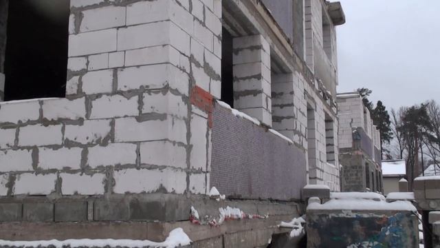 Самые ужасные дома с самой красивой стороны, эту сторону покажут покупателю дома смотреть онлайн