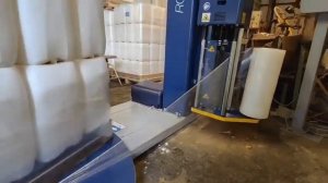 Упаковка паллеты с канистрами в стретч-плёнку с жгутированием | Паллетообмотчик ROBOPAC ROTOPLAT 70