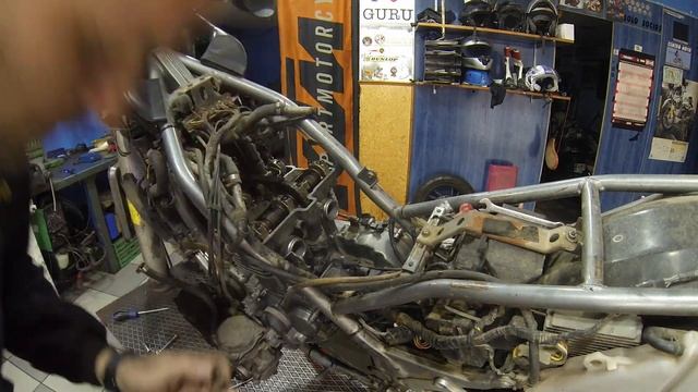 KAWASAKI KLE 500 CAMBIO DE JUNTA DE CULATA PART 1/2 смотреть онлайн