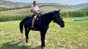 Учусь кататься на коне и скоро, как папа, буду кататься «Галопом»