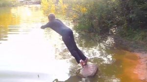 экстримальные прыжки в воду в одежде