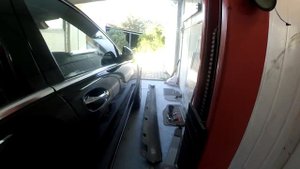 Мersedes Benz 221 - как снять пластиковую накладку порога?