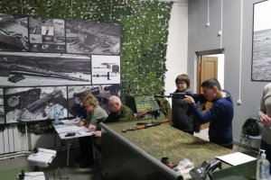 Соревнования по стрельбе из лазерного оружия в филиале музея - Историческом лазерном тире