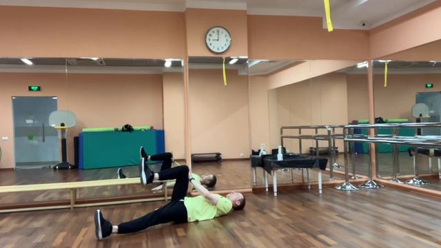 Крест на крест: лёжа на спине создавать давление разноименных руки и ноги в пол и друг в друга смотреть онлайн