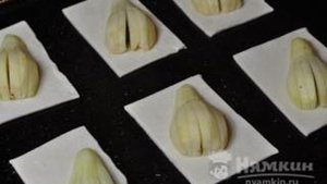 Печенье из слоеного теста с фруктовой начинкой