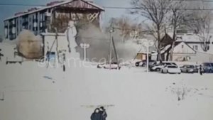 Момент взрыва 20-литрового газового баллона в одной из квартир поселка Тымовское на Сахалине
