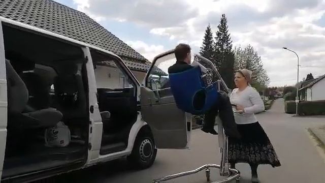 Как садить инвалида из авто в инвалидное кресло.