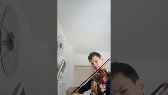 Святослав играет на скрипке трезвучия
