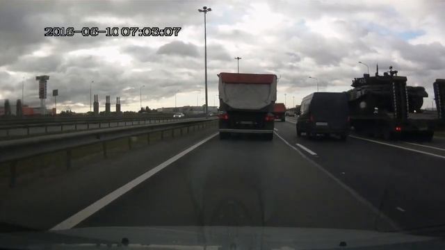 Танк Т90 везут по КАД без машин сопровождения. смотреть онлайн