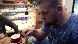 САМЫЙ СИЛЬНЫЙ ЧЕЛОВЕК В МИРЕ пробует ВЕГАНСКУЮ ЕДУ