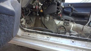 Снимаем пластик порогов с Субару Легаси 92 года  Как снять пластик порогов с Субару