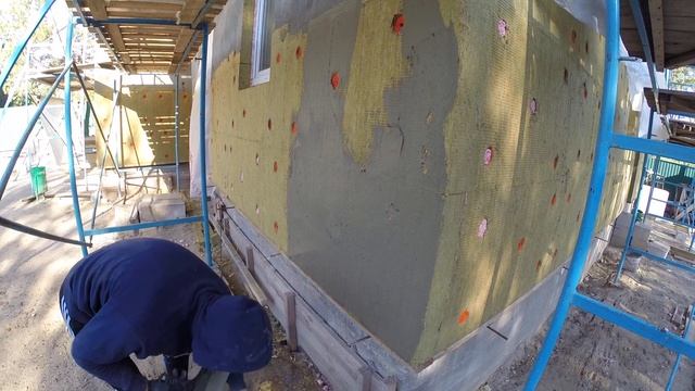 Нанесение первого слоя смеси на базальтовую вату смотреть онлайн