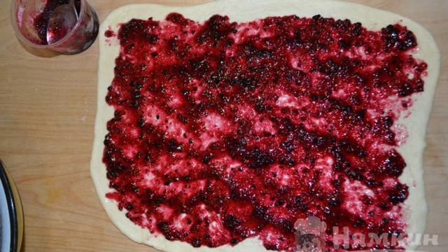 Сдобные булочки с джемом