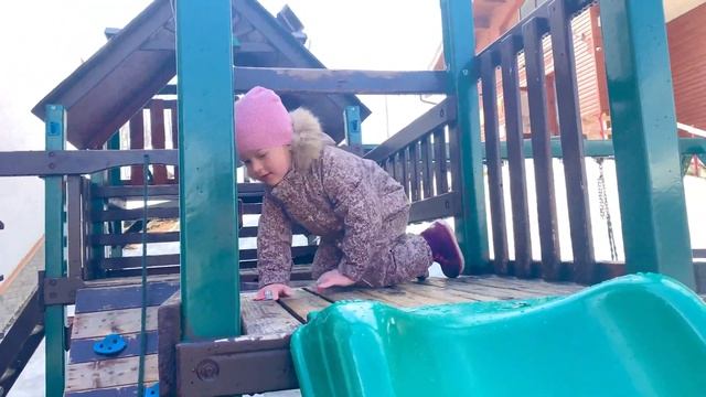 Игры на детской площадке. Эмилия играет на улице.