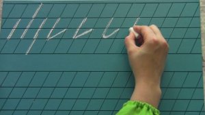 3 урок Учимся писать округлые крючки на меловой доске