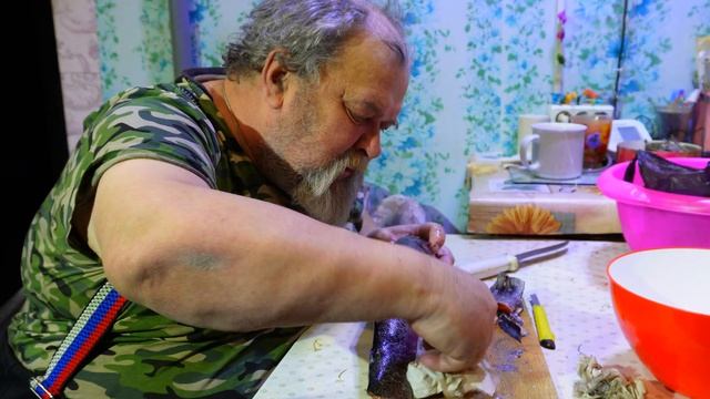 Как почистить рыбу правильно по-деревенски добрый семейный деревенский канал ПОДВАЛ ИЛЬИЧА