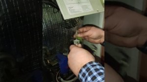ремонт напольный котёл Ariston Чистим датчик пламя и электрод розжига не держит пламя или тактует