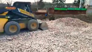 Планировка участка и отсыпка щебнем минипогрузчиком