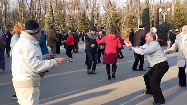 КАЛАБАНЯ!?/ ВЕСЁЛЫЕ ТАНЦЫ В ПАРКЕ ГОРЬКОГО ХАРЬКОВ МАРТ 2021