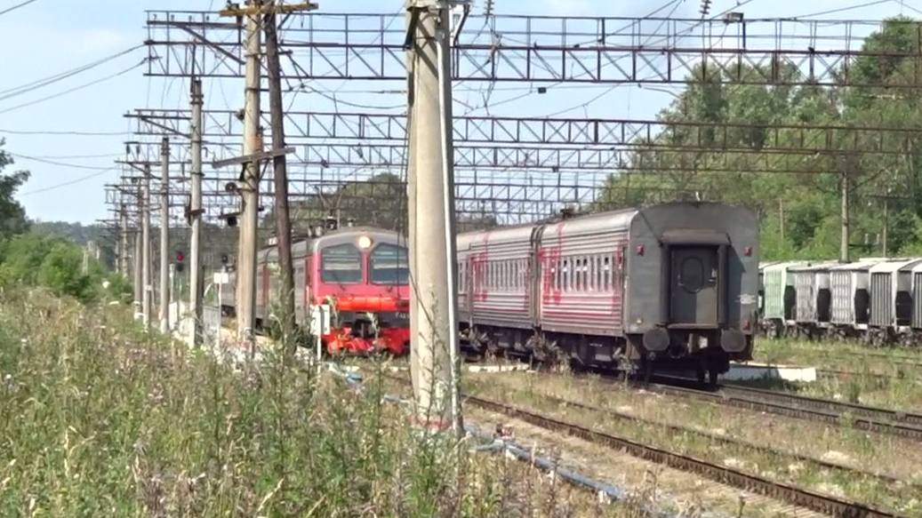 Скрещение электропоезда ЭД9М-1030/1031 с пассажирским поездом под ЭП1М-401 на ст. Окская