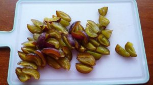 Творожная галета со сливами и малиной