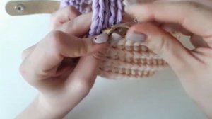 Пришиваем кожаную фурнитуру к сумке из трикотажной пряжи