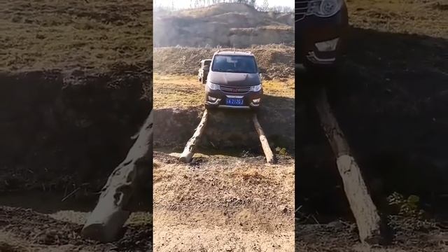 НА ГРАНИ #short #китай #бездорожье #опасность #offroad #минивен #овраг #канава