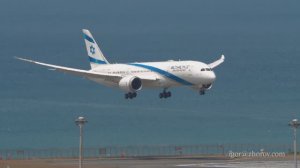 Дримлайнер авиакомпании El Al Израильские авиалинии приземляется в аэропорту Пхукета.