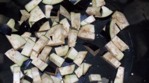 Баклажаны с луком и томатами в мультиварке