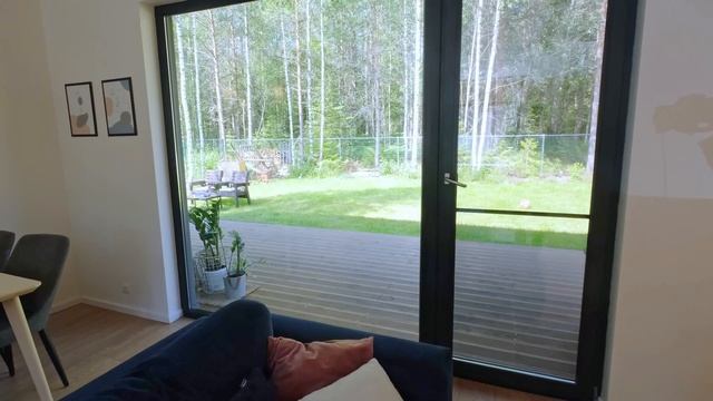 Одноэтажный дом с плоской крышей и панорамными окнами в посёлке Среда Обитания/Обзор дома смотреть онлайн