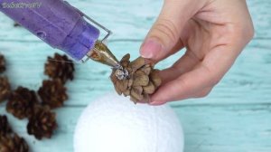 Идея: Что можно сделать из пенопластового шара и шишек. Новогодний декор своими руками.